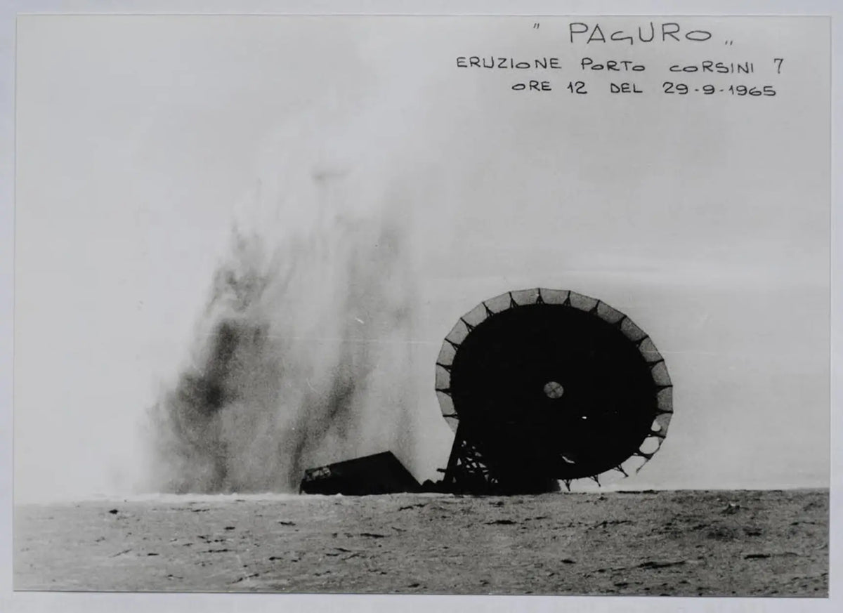 <p>una piattaforma metanifera al largo della costa di ravenna<em>, </em>chiamata <em>"paguro"</em>, esplode e si inabissa nelle profondità dell’adriatico. con il tempo, la natura si impossessa di questo gigante di ferro e acciaio, trasformandolo in un reef naturale insolito per i fondali sabbiosi della costa romagnola.</p>